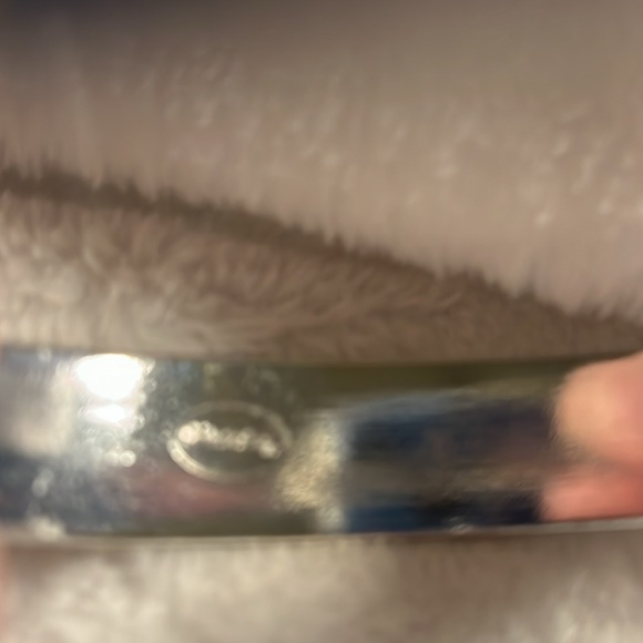 Bracelet Chico’s Silvertone Hammered unique design bangle. - Picture 2 of 5